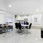 Crowonder Smile With Swimming Pool And Stone Backyard וילה