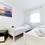 Crowonder Smile With Swimming Pool And Stone Backyard וילה