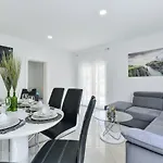 Crowonder Smile With Swimming Pool And Stone Backyard וילה