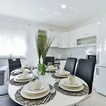 Crowonder Smile With Swimming Pool And Stone Backyard וילה ויר