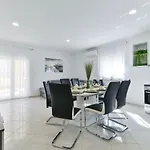 Crowonder Smile With Swimming Pool And Stone Backyard ויר