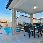 וילה Crowonder Smile With Swimming Pool And Stone Backyard *