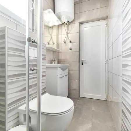 Crowonder Smile With Swimming Pool And Stone Backyard Vila Vir