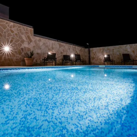 Crowonder Smile With Swimming Pool And Stone Backyard Vila *