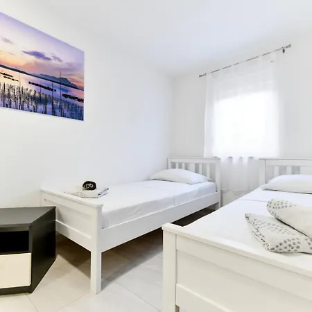 Crowonder Smile With Swimming Pool And Stone Backyard Vila