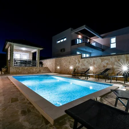 Vila Crowonder Smile With Swimming Pool And Stone Backyard