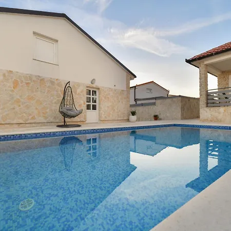 Crowonder Smile With Swimming Pool And Stone Backyard Βίλα Vir
