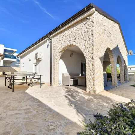 Crowonder Smile With Swimming Pool And Stone Backyard Vir