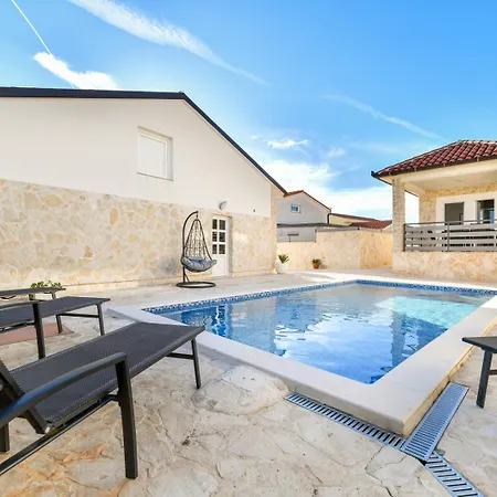 Βίλα Crowonder Smile With Swimming Pool And Stone Backyard Vir