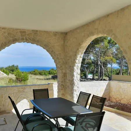 Crowonder Smile With Swimming Pool And Stone Backyard Vila Vir