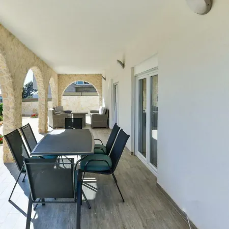 Crowonder Smile With Swimming Pool And Stone Backyard Vila *