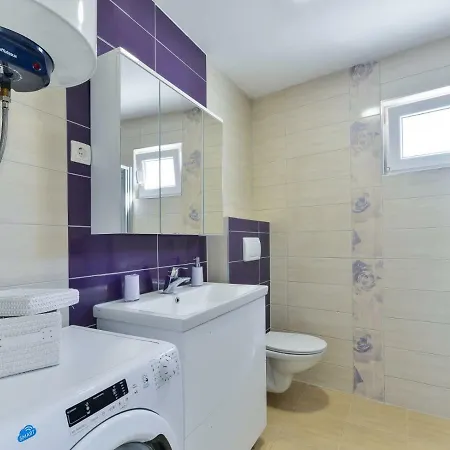 Vila Crowonder Smile With Swimming Pool And Stone Backyard *