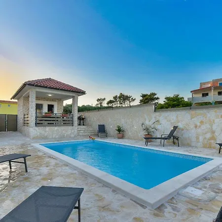Vila Crowonder Smile With Swimming Pool And Stone Backyard *