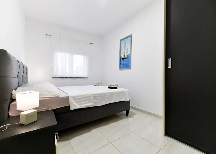 Crowonder Smile With Swimming Pool And Stone Backyard *