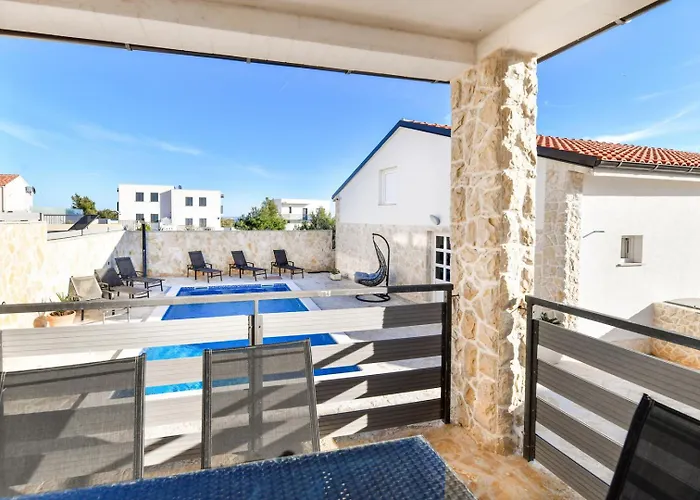 Βίλα Crowonder Smile With Swimming Pool And Stone Backyard