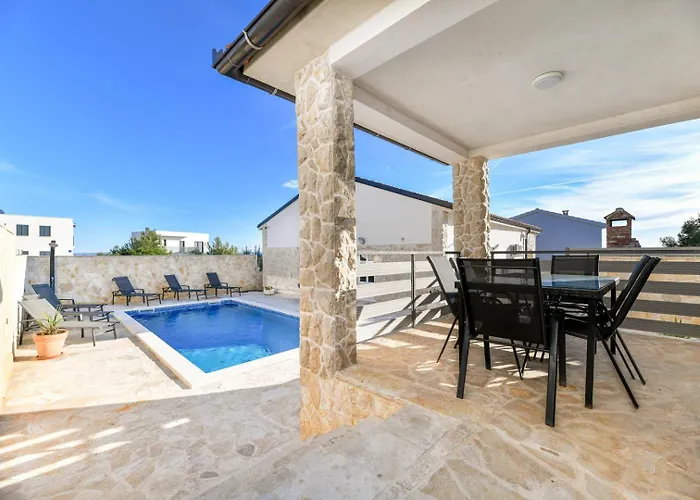 Βίλα Crowonder Smile With Swimming Pool And Stone Backyard *