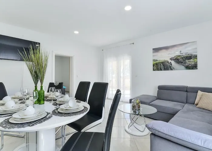 Crowonder Smile With Swimming Pool And Stone Backyard Βίλα