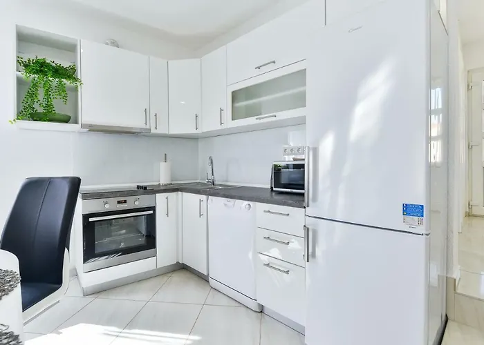 Crowonder Smile With Swimming Pool And Stone Backyard * Vir