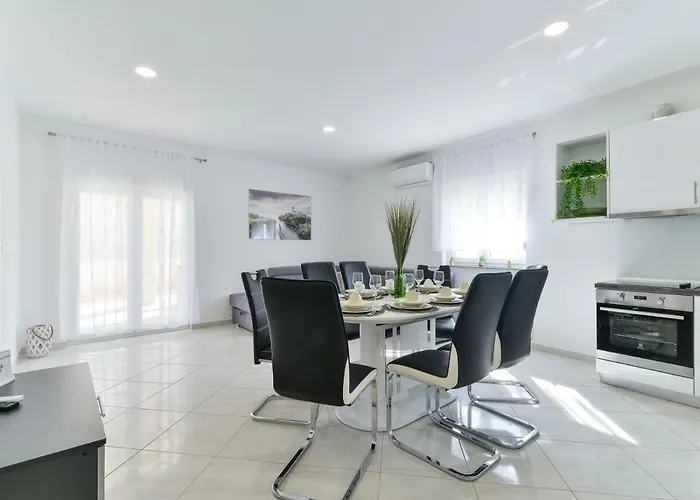 Crowonder Smile With Swimming Pool And Stone Backyard Vir