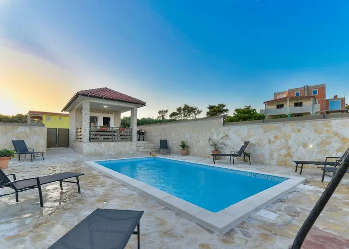 Βίλα Crowonder Smile With Swimming Pool And Stone Backyard *