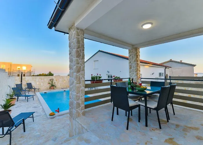 Βίλα Crowonder Smile With Swimming Pool And Stone Backyard *