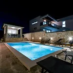 빌라 Crowonder Smile With Swimming Pool And Stone Backyard