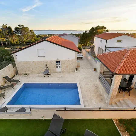 Crowonder Smile With Swimming Pool And Stone Backyard Villa *