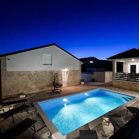 Crowonder Smile With Swimming Pool And Stone Backyard * Vir