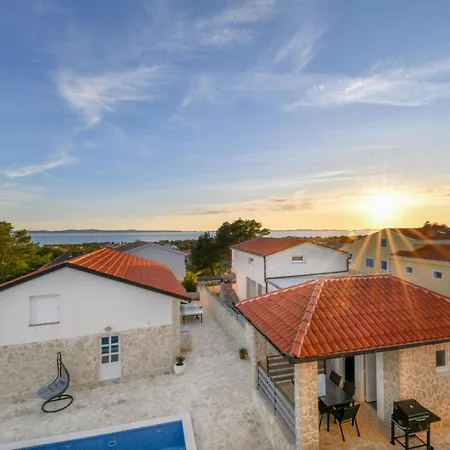 Crowonder Smile With Swimming Pool And Stone Backyard Villa