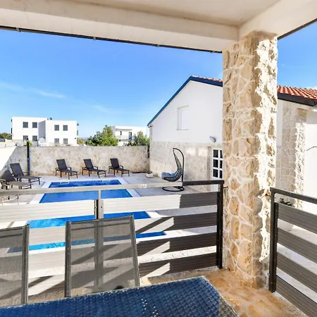 Vila Crowonder Smile With Swimming Pool And Stone Backyard