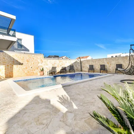 Crowonder Smile With Swimming Pool And Stone Backyard Villa *