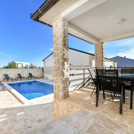 Vila Crowonder Smile With Swimming Pool And Stone Backyard *