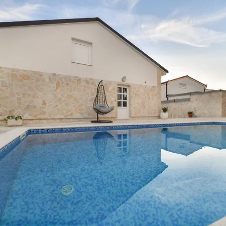 Crowonder Smile With Swimming Pool And Stone Backyard Villa Vir