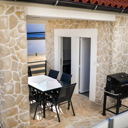 Crowonder Smile With Swimming Pool And Stone Backyard * Vir