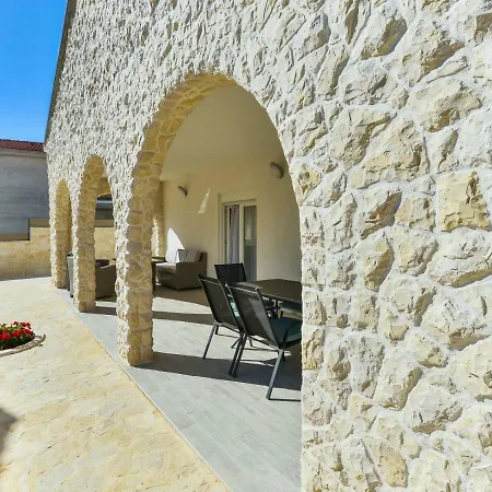 Crowonder Smile With Swimming Pool And Stone Backyard * Vir