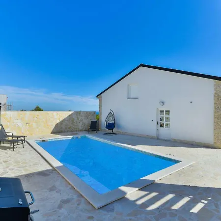 Crowonder Smile With Swimming Pool And Stone Backyard Villa Vir