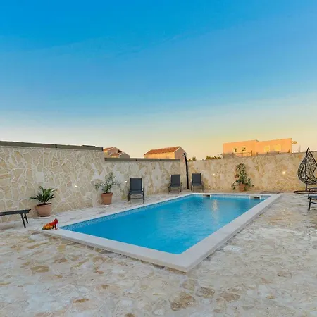 Crowonder Smile With Swimming Pool And Stone Backyard *