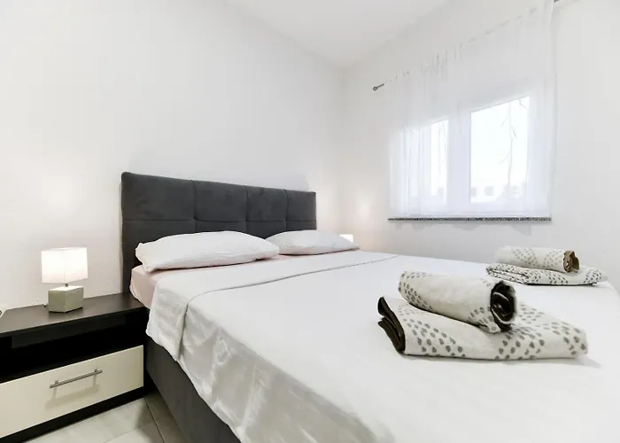 Crowonder Smile With Swimming Pool And Stone Backyard * Vir