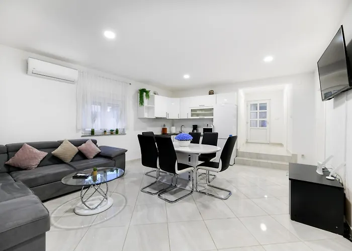 Crowonder Smile With Swimming Pool And Stone Backyard Villa