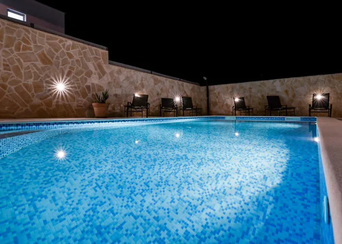 Crowonder Smile With Swimming Pool And Stone Backyard Vila *