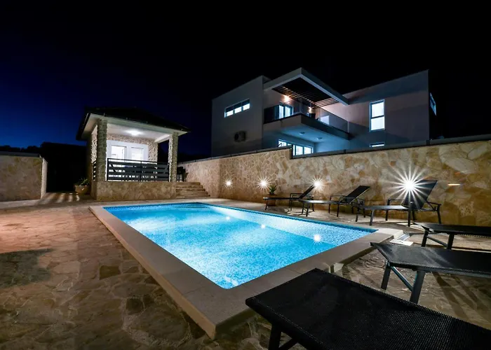 Villa Crowonder Smile With Swimming Pool And Stone Backyard