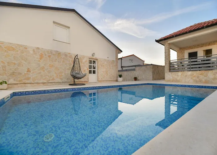 Crowonder Smile With Swimming Pool And Stone Backyard Villa Vir