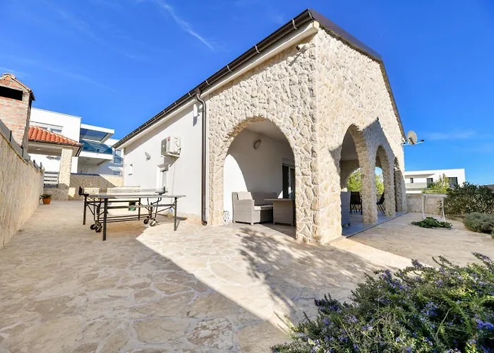 Crowonder Smile With Swimming Pool And Stone Backyard Vir