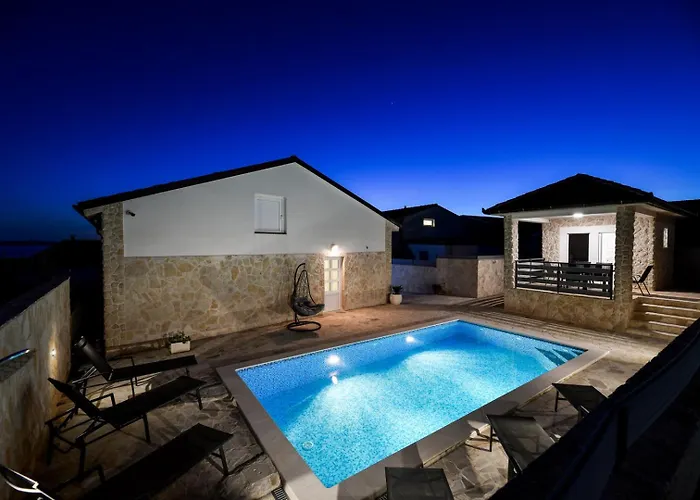 Crowonder Smile With Swimming Pool And Stone Backyard * Vir