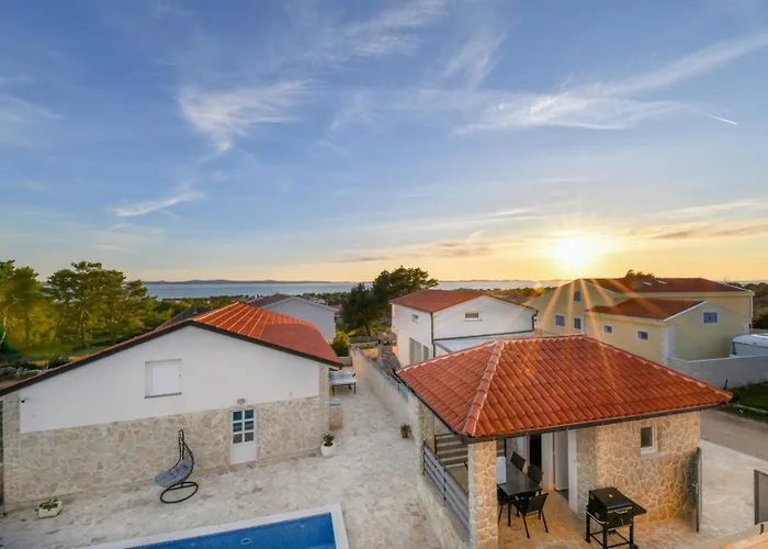 Crowonder Smile With Swimming Pool And Stone Backyard Villa