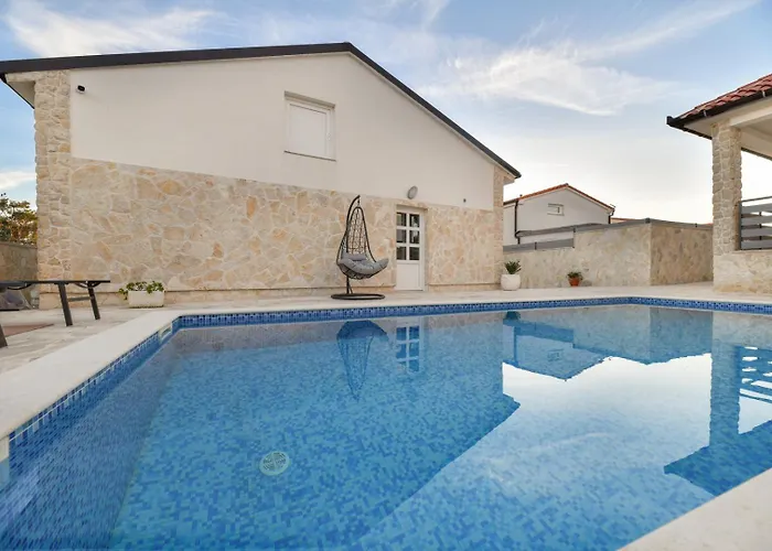 Crowonder Smile With Swimming Pool And Stone Backyard Villa Vir