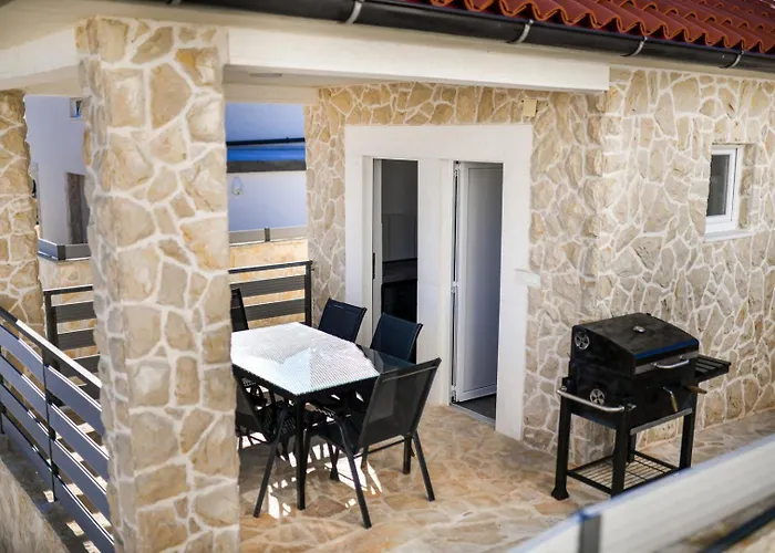 Crowonder Smile With Swimming Pool And Stone Backyard * Vir