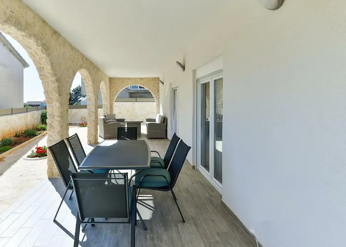 Crowonder Smile With Swimming Pool And Stone Backyard Villa *