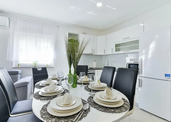 Crowonder Smile With Swimming Pool And Stone Backyard Villa Vir