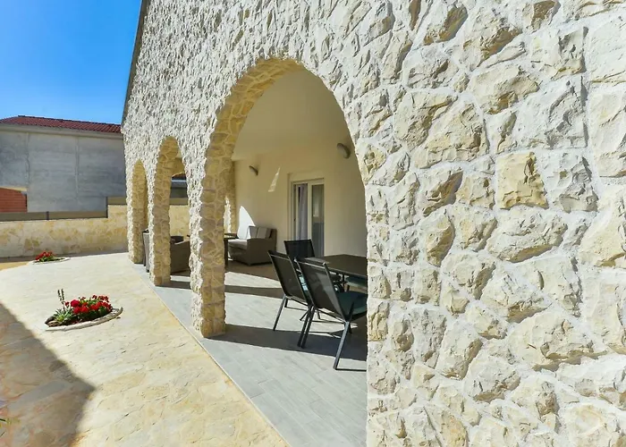 Crowonder Smile With Swimming Pool And Stone Backyard * Vir